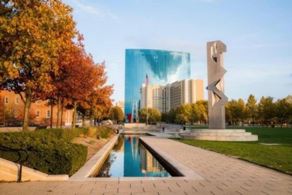 Free Parking! Downtown Lucas Oil- Conv Center Skywalk #3 Apartment Indianapolis