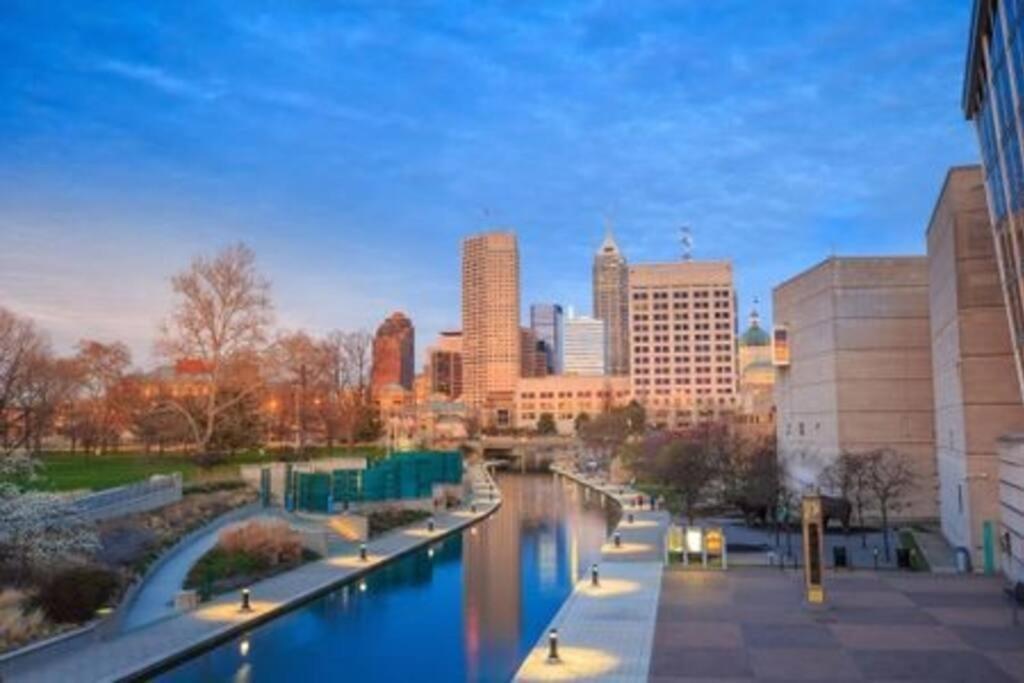 Free Parking! Downtown Lucas Oil- Conv Center Skywalk #3 Apartment