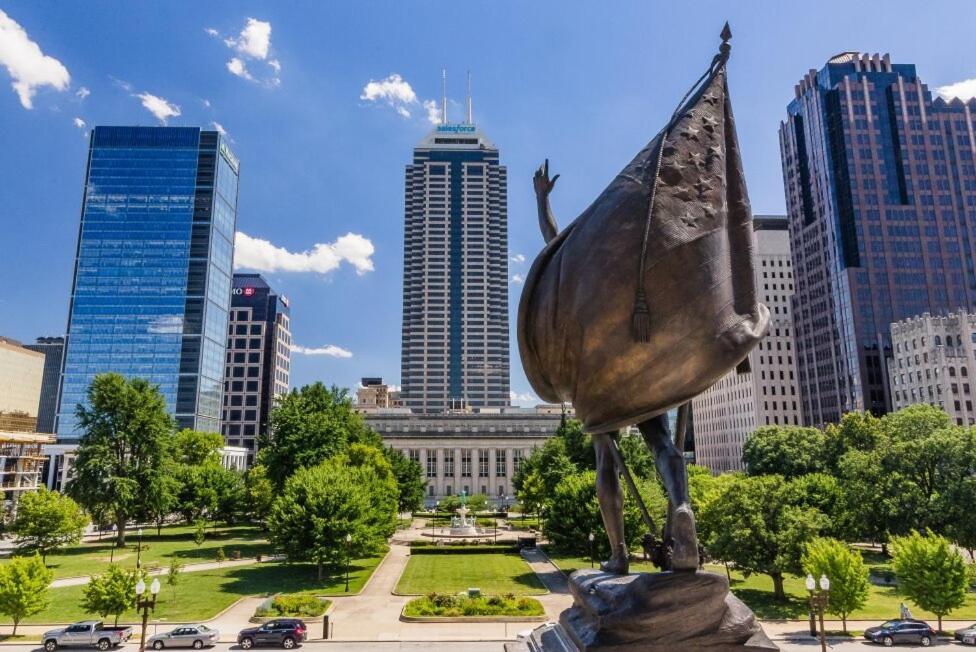 Free Parking! Downtown Lucas Oil- Conv Center Skywalk #3 *