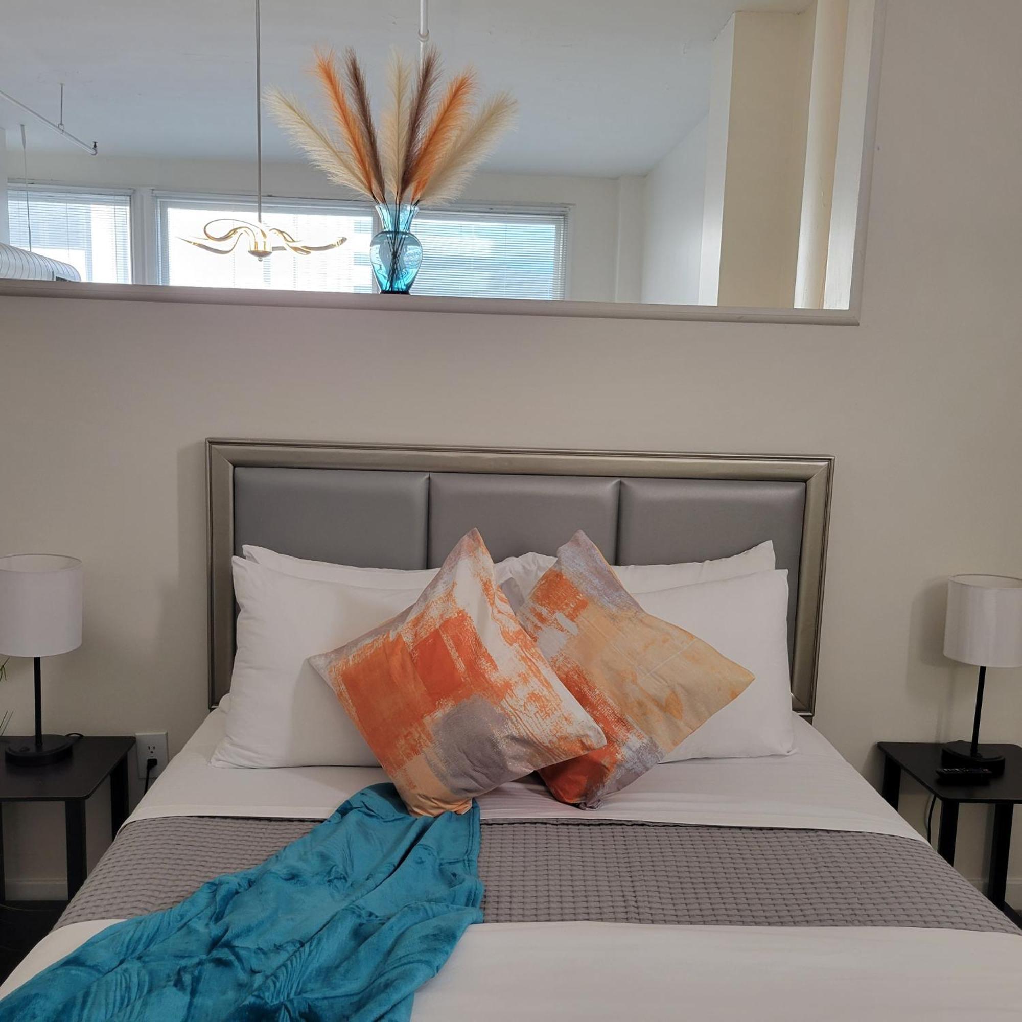 Free Parking! Downtown Lucas Oil- Conv Center Skywalk #3 Apartment Indianapolis
